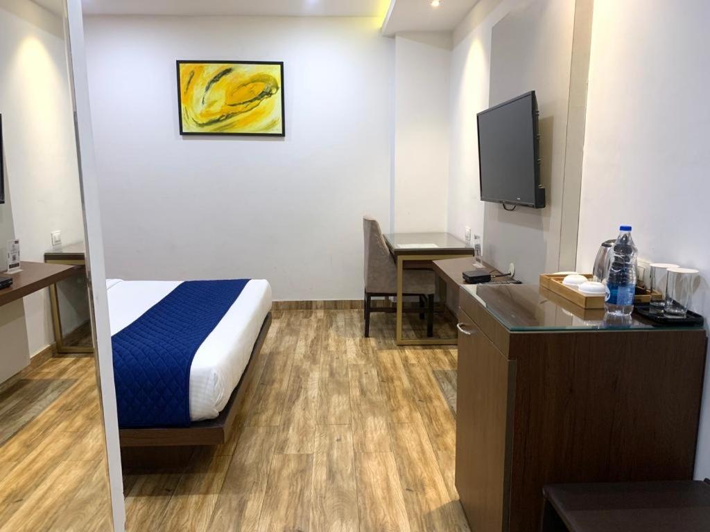 Hotel Ak Suites Patiāla Exteriör bild