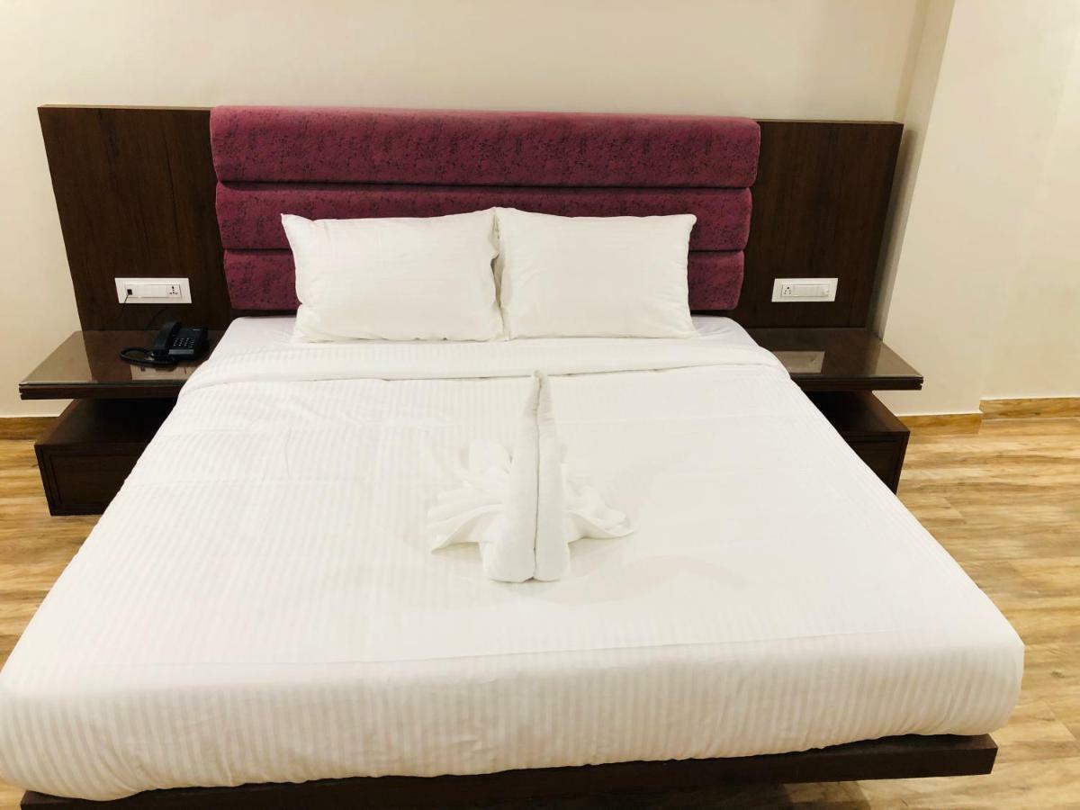 Hotel Ak Suites Patiāla Exteriör bild
