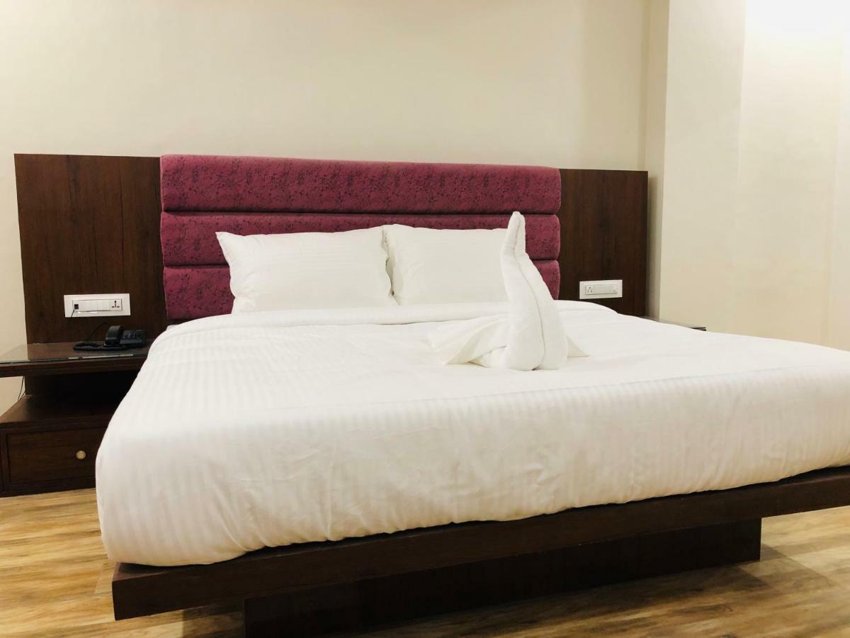 Hotel Ak Suites Patiāla Exteriör bild