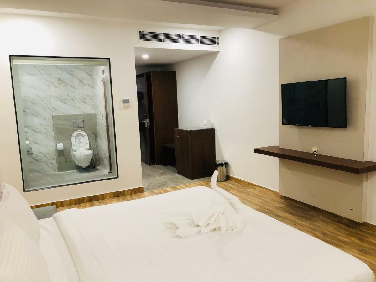 Hotel Ak Suites Patiāla Exteriör bild