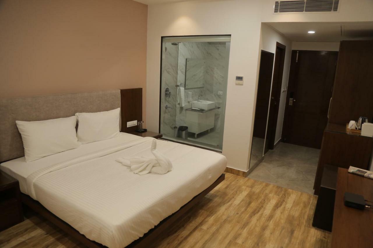Hotel Ak Suites Patiāla Exteriör bild