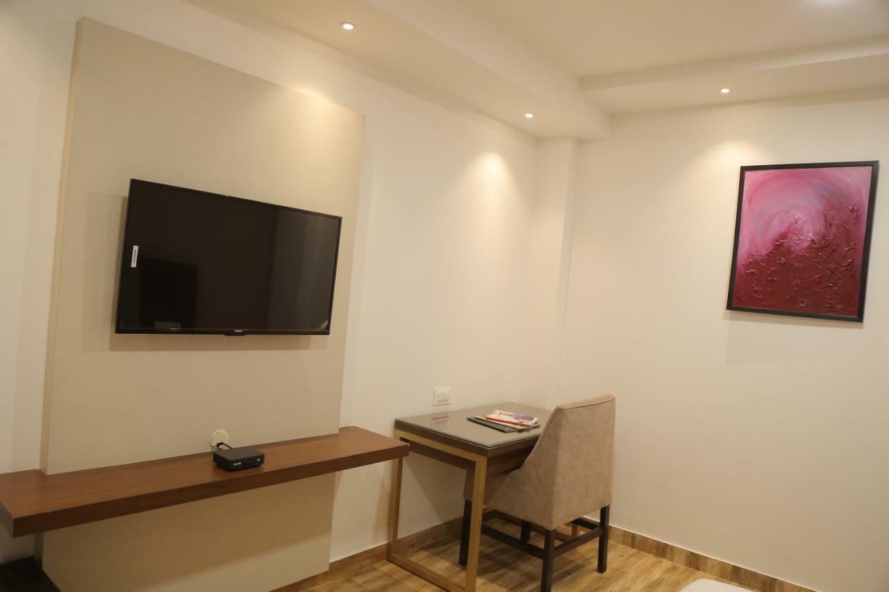 Hotel Ak Suites Patiāla Exteriör bild